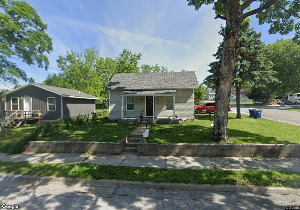 1105 Walnut St, Carthage, MO 64836 - photo 1