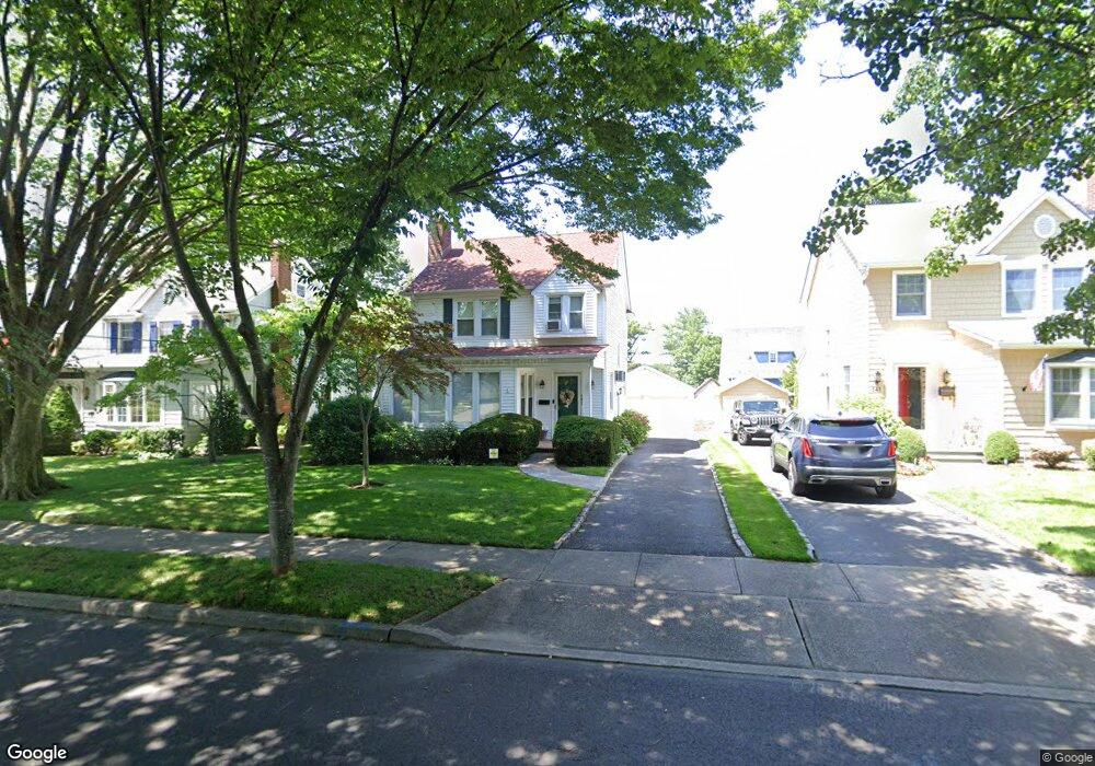 137 Hillcrest Ave, Manhasset, NY 11030 - photo 1