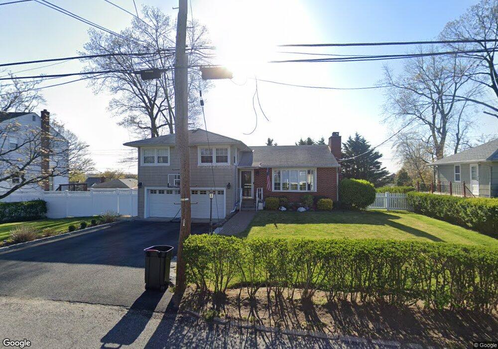 137 Kingsley Dr, Yonkers, NY 10710 - photo 1