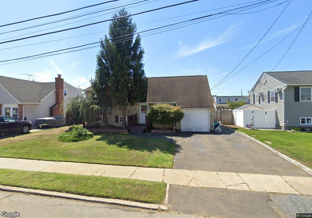 1008 N Niagara Ave, Lindenhurst, NY 11757 - photo 1