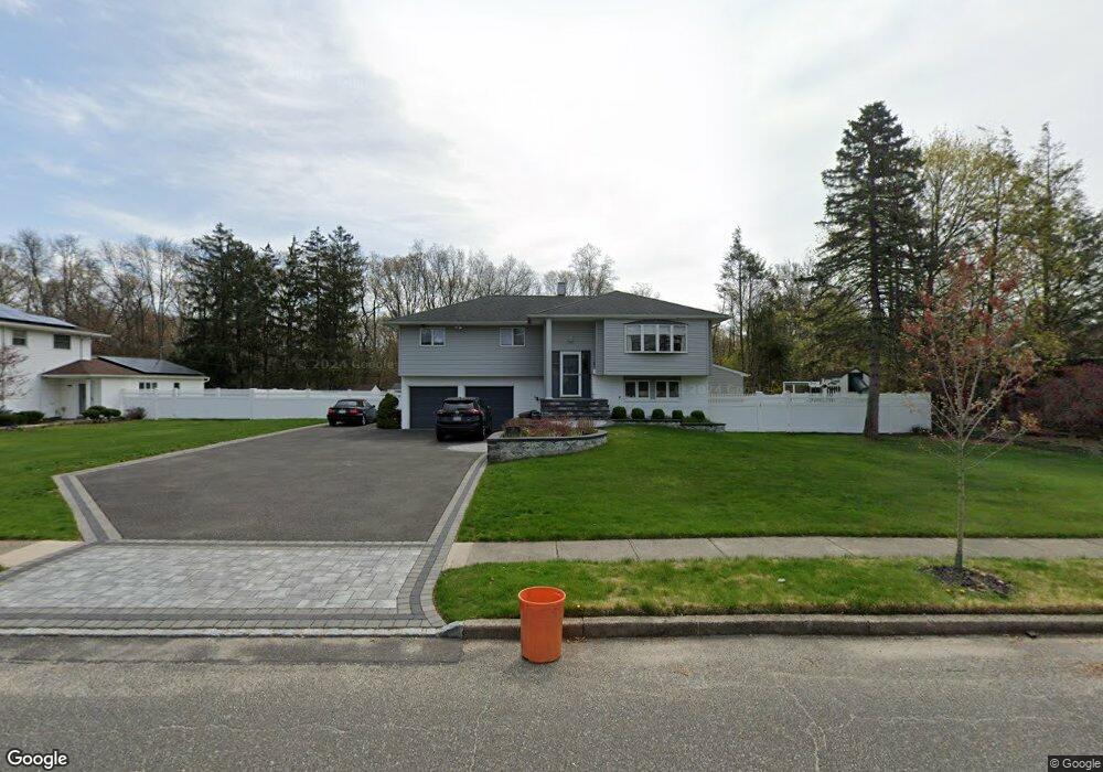 131 Hayrick Ln, ComMacK, NY 11725 - photo 1