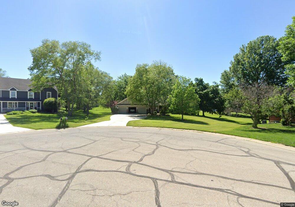 7171 SW Robins Dr, Topeka, KS 66610 - photo 1