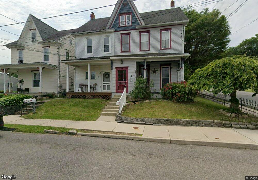 406 E Washington St unit 2 Rear, Slatington, PA 18080 - photo 1