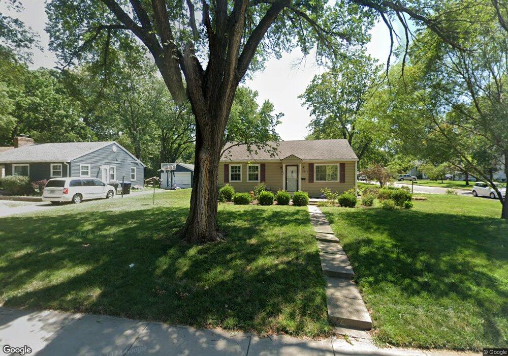 2715 SW 10th Ave, Topeka, KS 66604 - photo 1