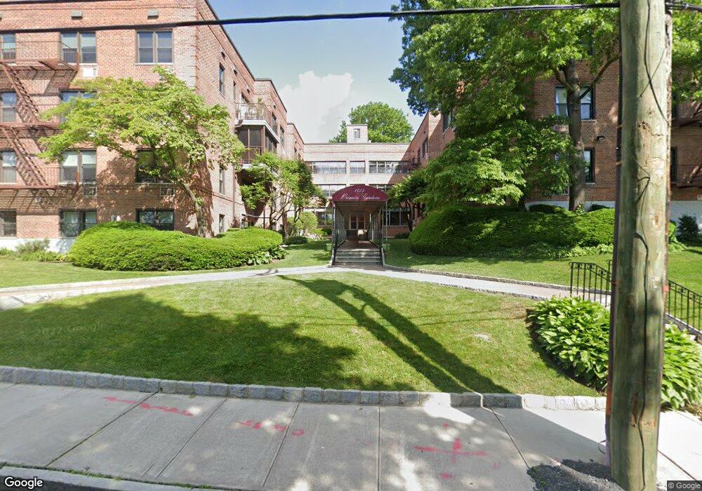 1015 Old Post Rd unit 2L, Mamaroneck, NY 10543 - photo 1