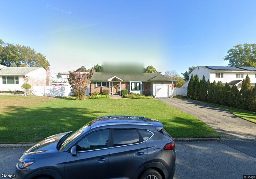 23 Roxbury Dr, ComMacK, NY 11725 - photo 1