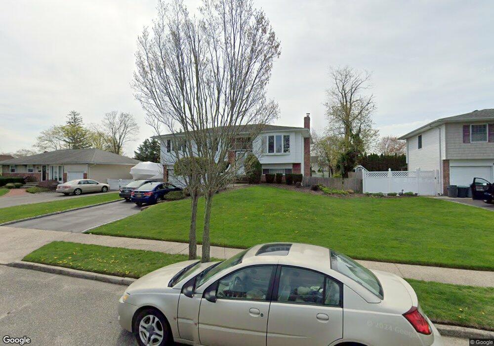 87 Hayrick Ln, ComMacK, NY 11725 - photo 1