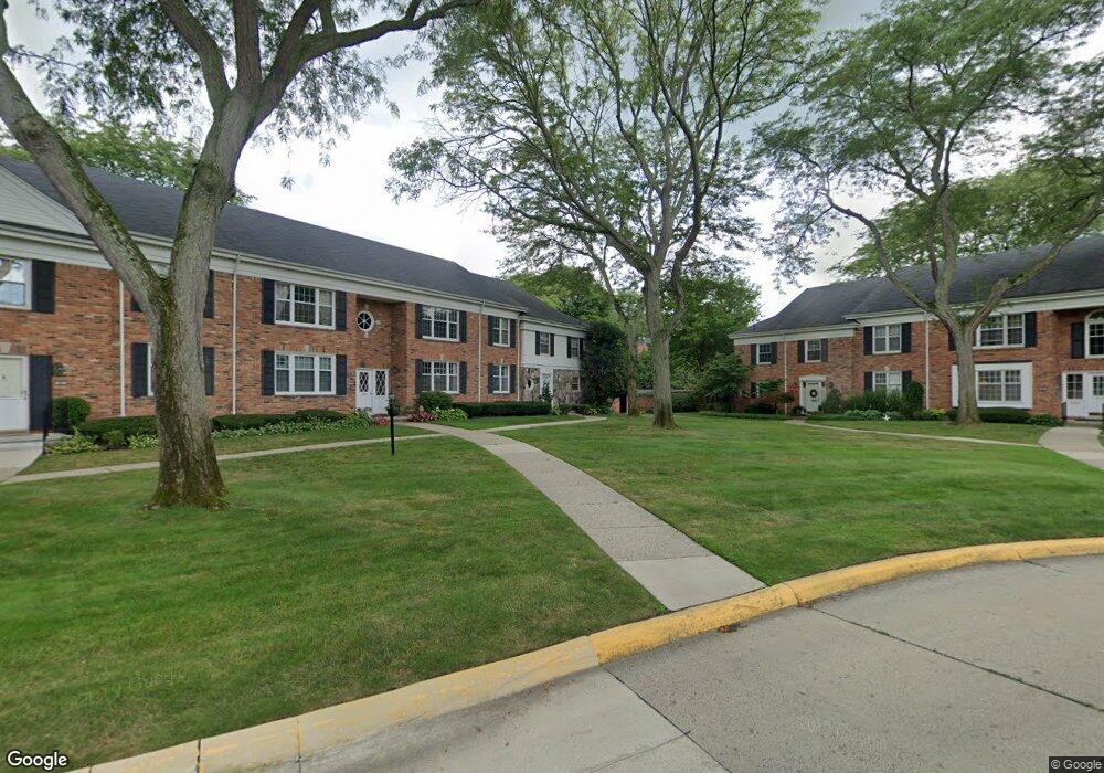 900 Trailwood Path, Bloomfield Hills, MI 48301 - photo 1