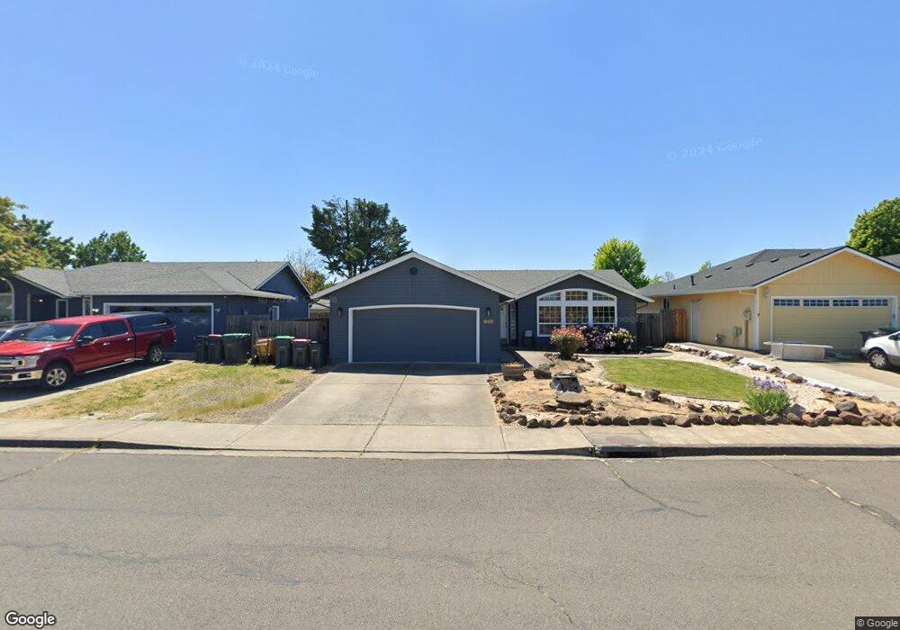 938 Fairfield Cir, Central Point, OR 97502 - photo 1