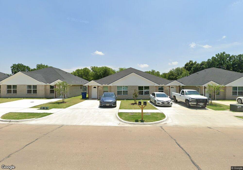 607 Casa Linda St, Ennis, TX 75119 - photo 1