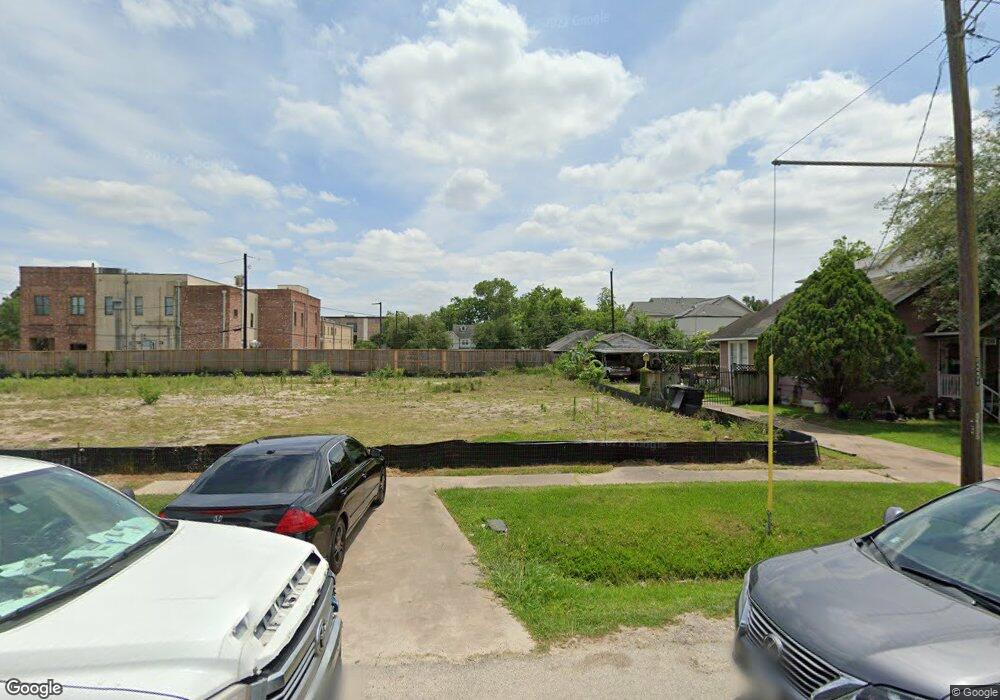 734 E 10th 1/2 St, Houston, TX 77008 - photo 1