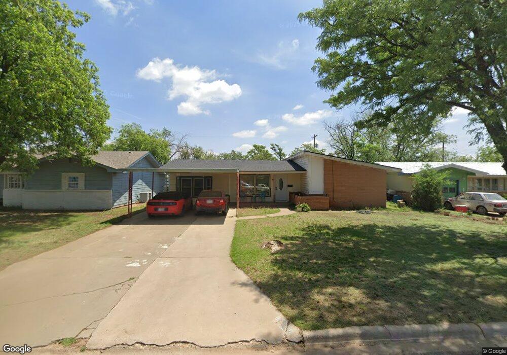 204 Zephyr St, Plainview, TX 79072 - photo 1