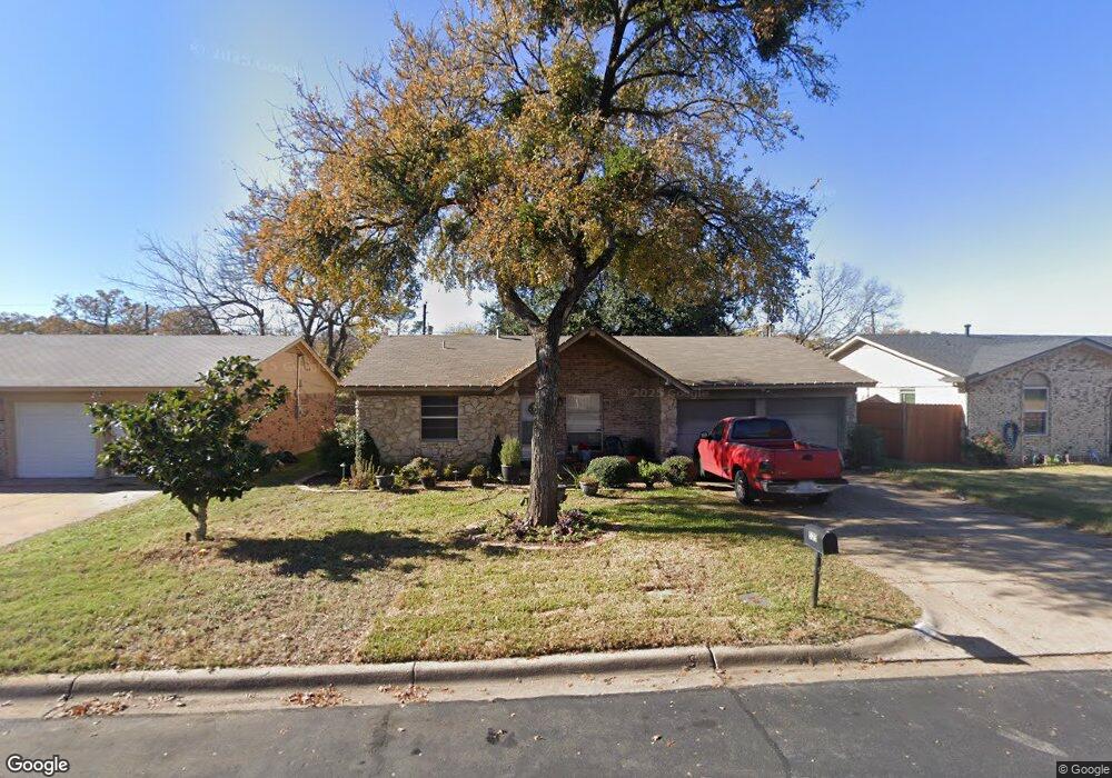 525 Holly Hill Dr, Hurst, TX 76053 - photo 1