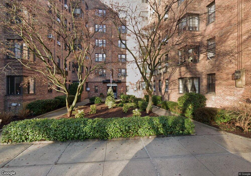 The Croydon unit 5F, Bronxville, NY 10708 - photo 1