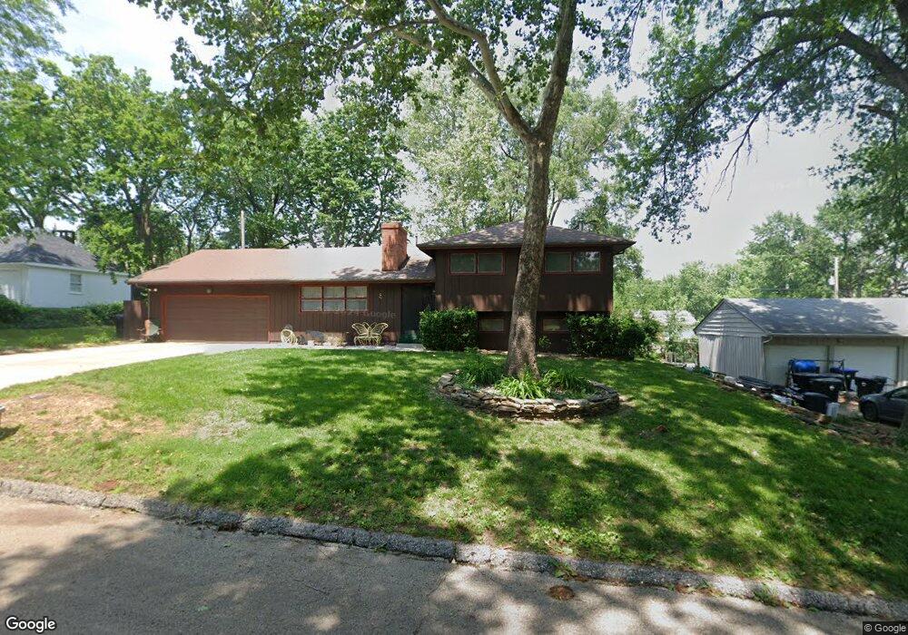 1704 SW Sieben St, Topeka, KS 66611 - photo 1
