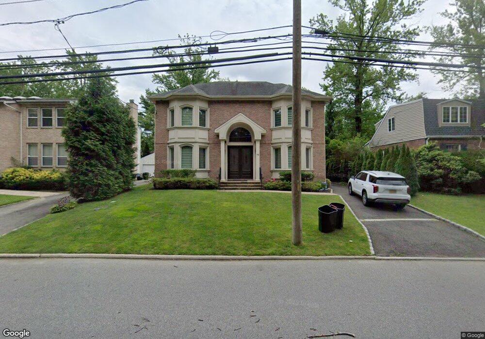 92 Hicks Ln, Great Neck, NY 11024 - photo 1