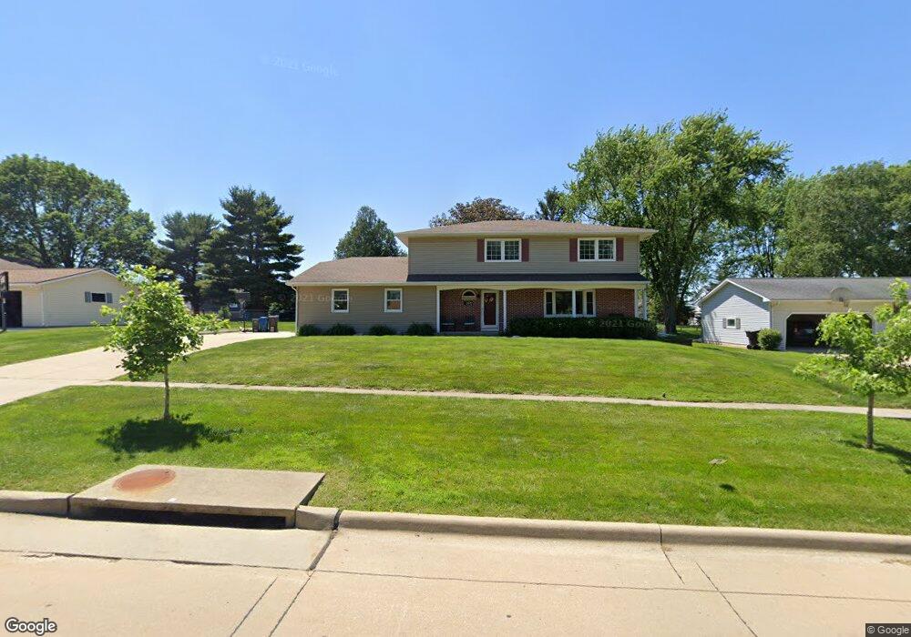 2512 Minnetonka Dr, Cedar Falls, IA 50613 - photo 1