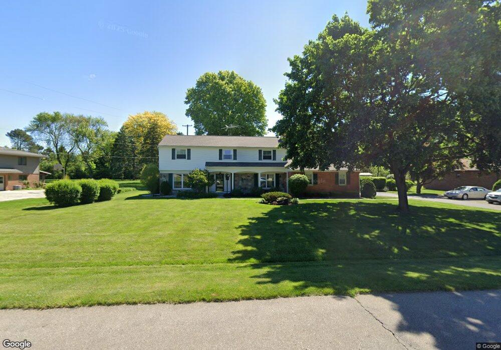 1212 Woodkrest Dr, Flint, MI 48532 - photo 1