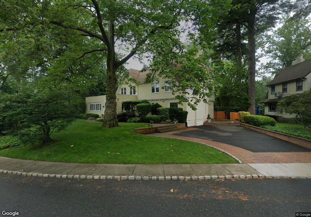 11 Lincoln Rd, Great Neck, NY 11021 - photo 1