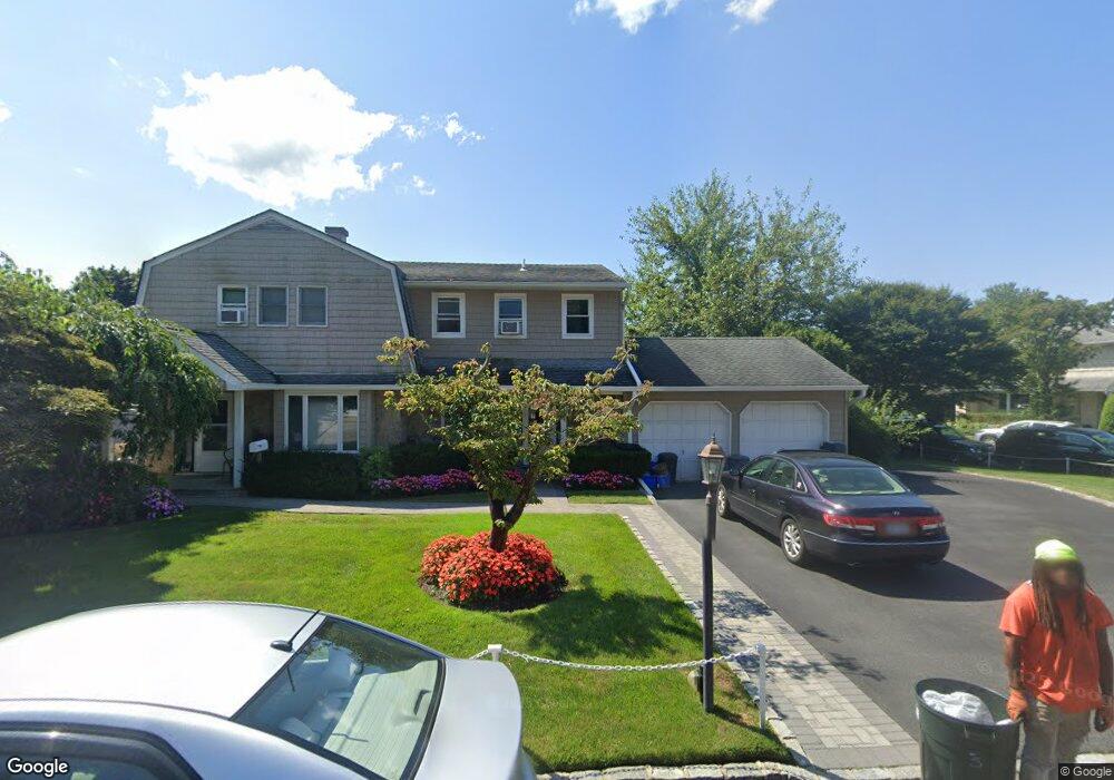 5 Conway Ct, Glen Cove, NY 11542 - photo 1