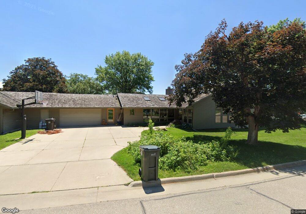 1110 Ridgeway Ln, Cedar Falls, IA 50613 - photo 1