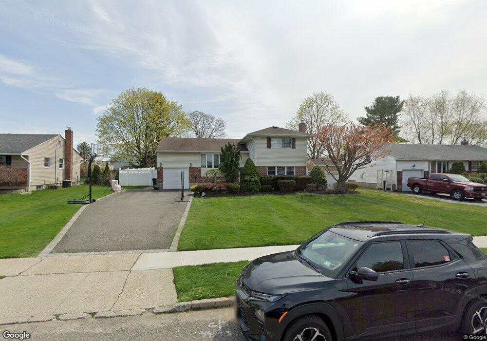 27 Bluegrass Ln, ComMacK, NY 11725 - photo 1