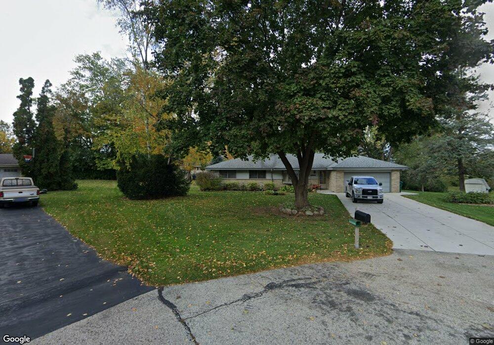 W151N6971 Glenview Ct, Menomonee Falls, WI 53051 - photo 1