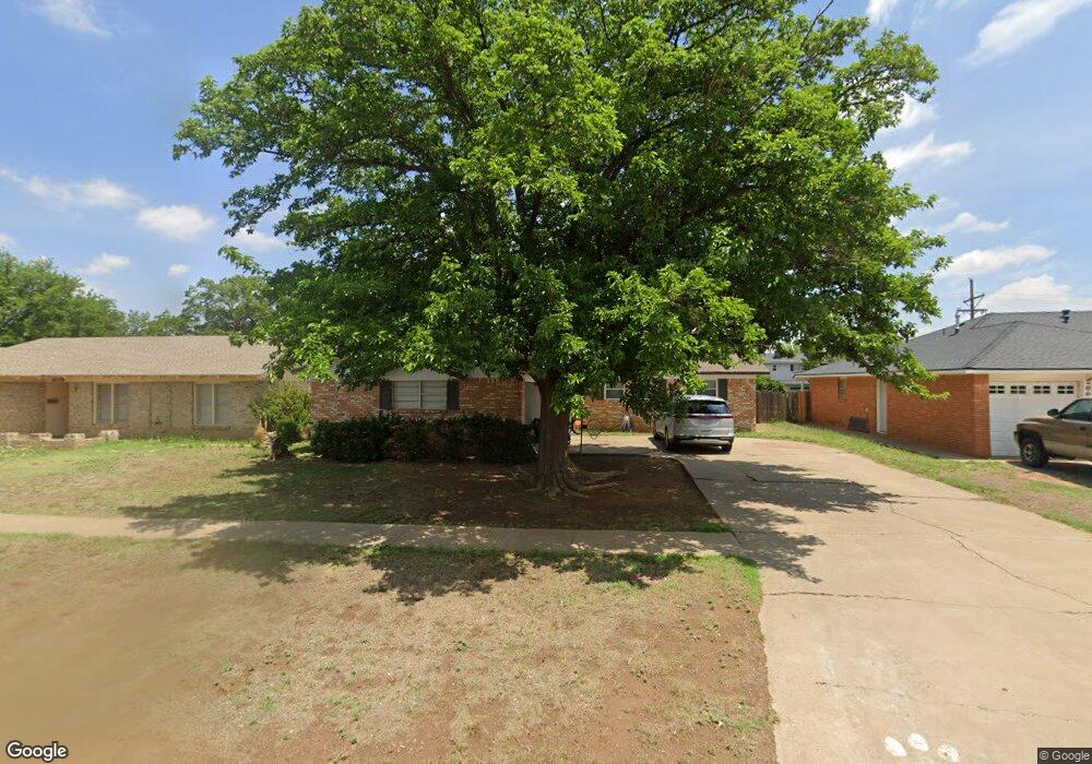2006 Ennis St, Plainview, TX 79072 - photo 1
