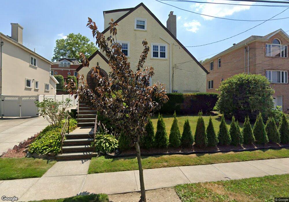 154-84 Riverside Dr unit 1, Whitestone, NY 11357 - photo 1