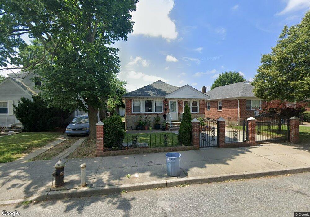 8140 256th St, Glen Oaks, NY 11004 - photo 1