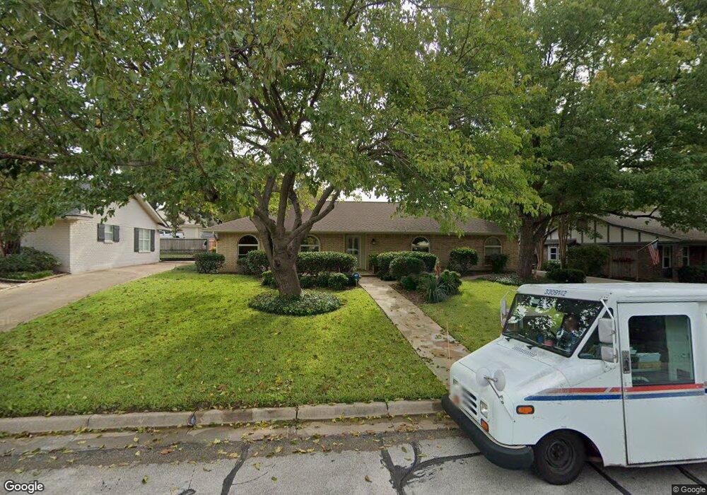 10 Lincolnshire Cir, Bedford, TX 76021 - photo 1