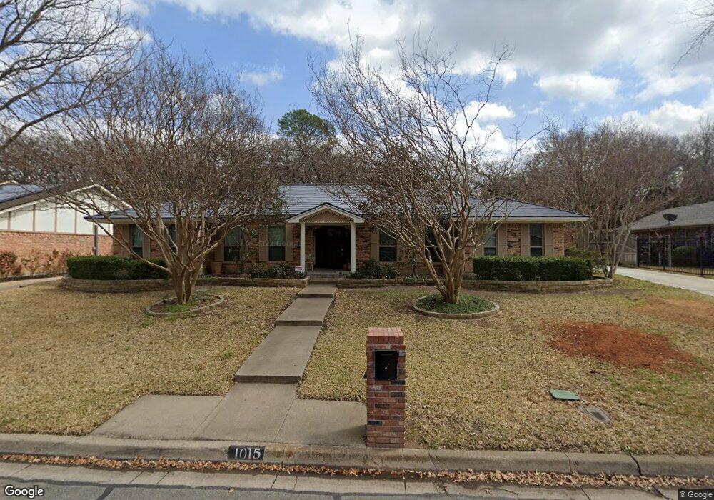 1015 Loch Lomond Dr, Arlington, TX 76012 - photo 1