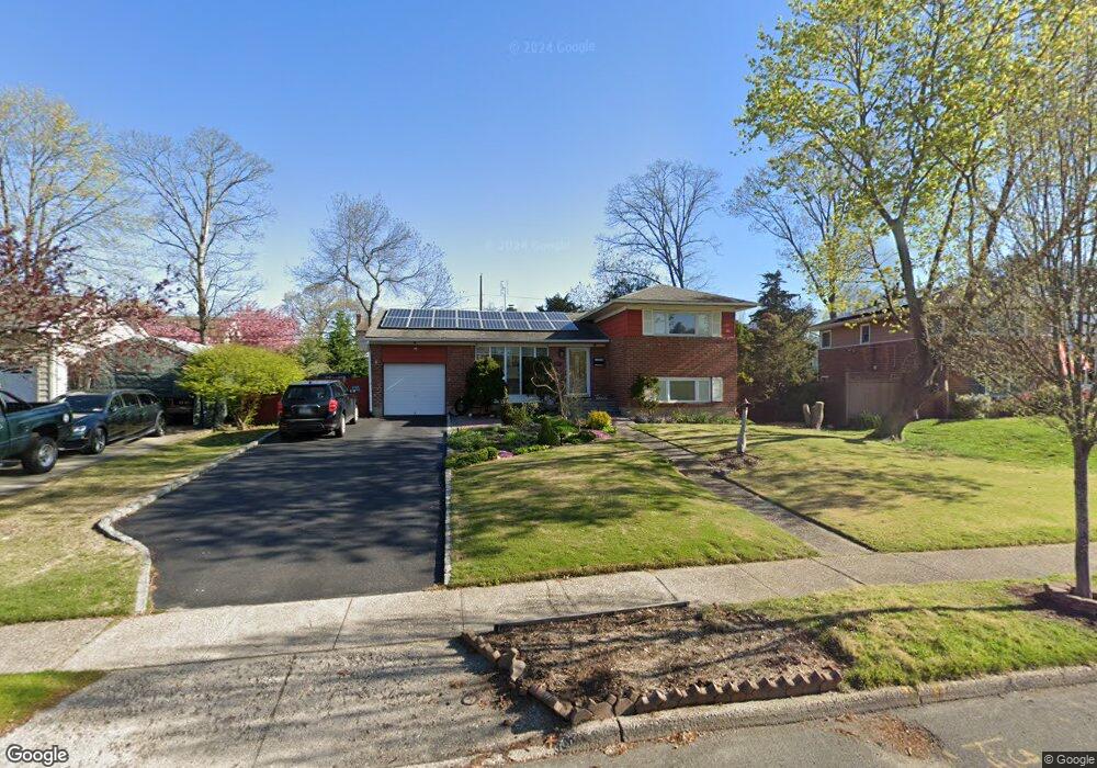 37 Genesee Dr, ComMacK, NY 11725 - photo 1