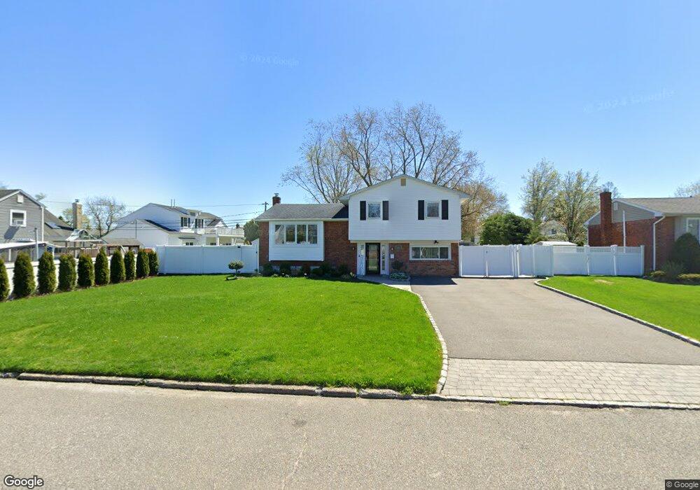 12 Bette Ln, ComMacK, NY 11725 - photo 1