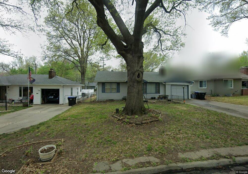 1031 SW Parkview St, Topeka, KS 66604 - photo 1