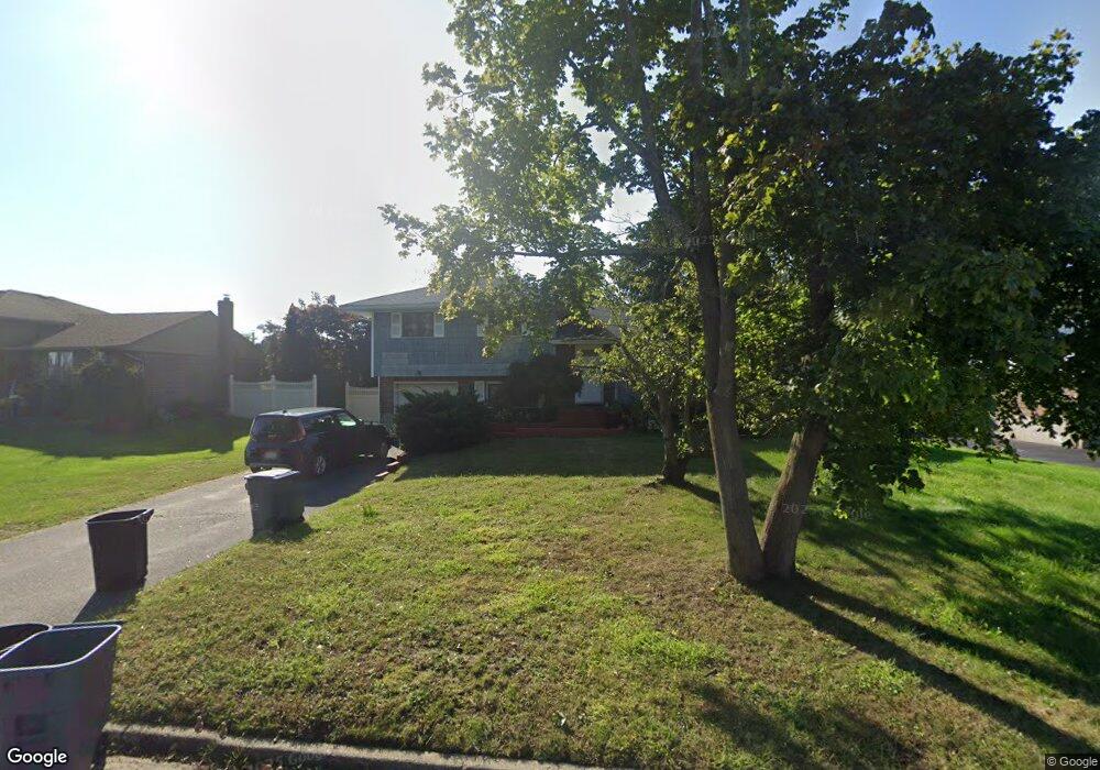 16 Plum Tree Ln, ComMacK, NY 11725 - photo 1