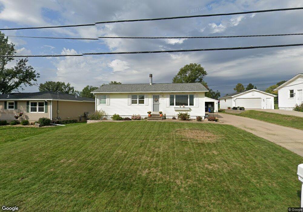 2710 27th St SW, Cedar Rapids, IA 52404 - photo 1