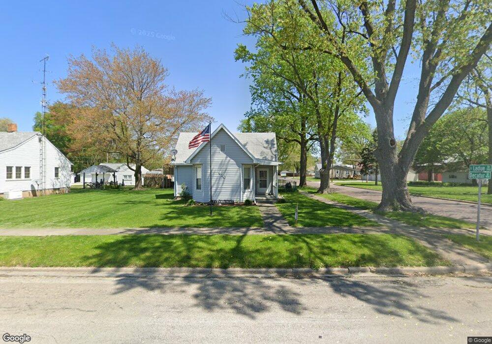 930 Decatur St, Lincoln, IL 62656 - photo 1