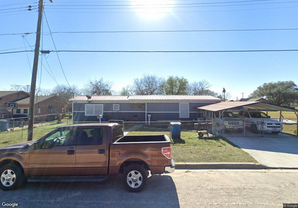 606 E Hayes St, Beeville, TX 78102 - photo 1