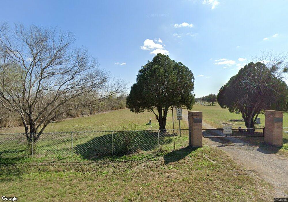 1526 E Kennedy St, Beeville, TX 78102 - photo 1