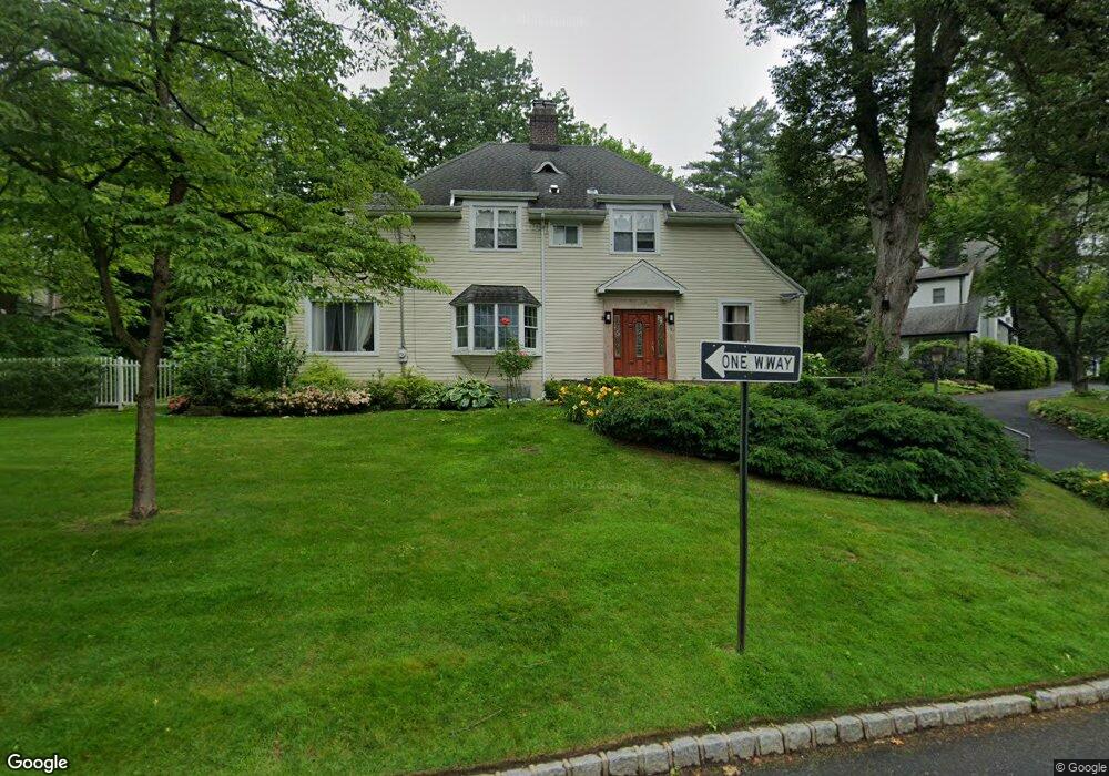 2 Linden St, Great Neck, NY 11021 - photo 1