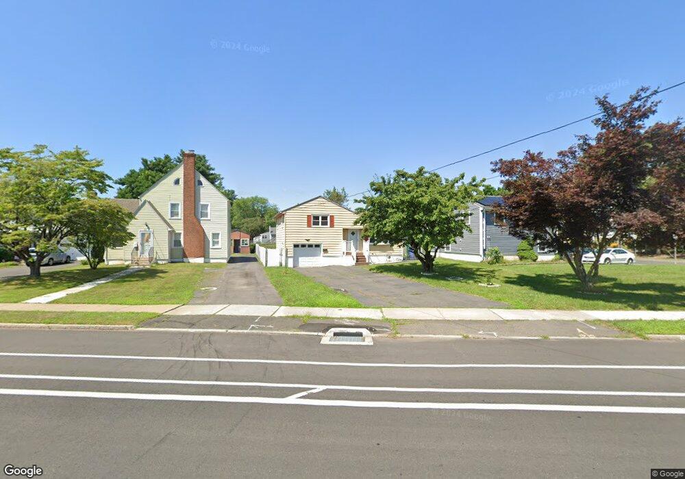 651 Quaker Ln S, West Hartford, CT 06110 - photo 1