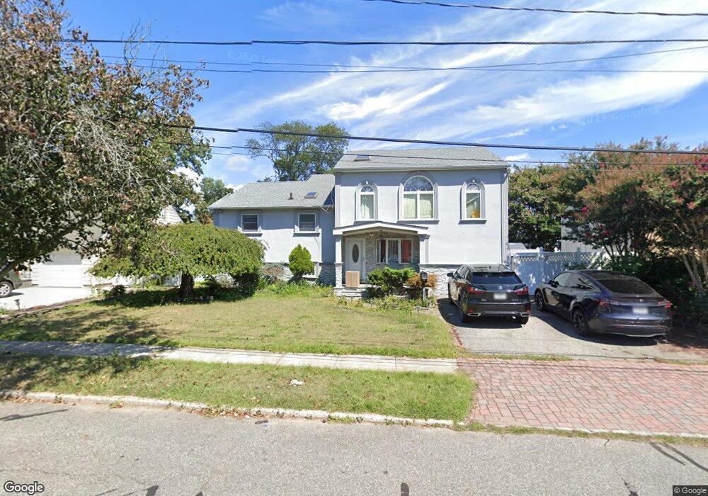 1033 N Monroe Ave, Lindenhurst, NY 11757 - photo 1