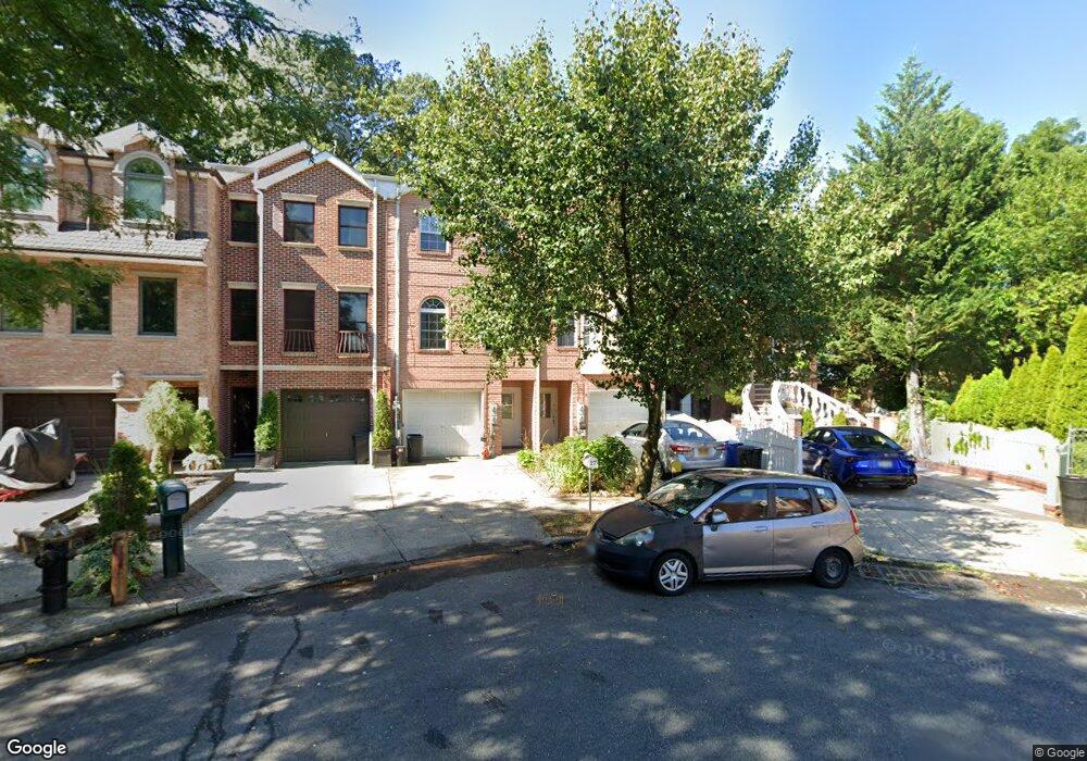 231 Wellington Ct, Staten Island, NY 10314 - photo 1