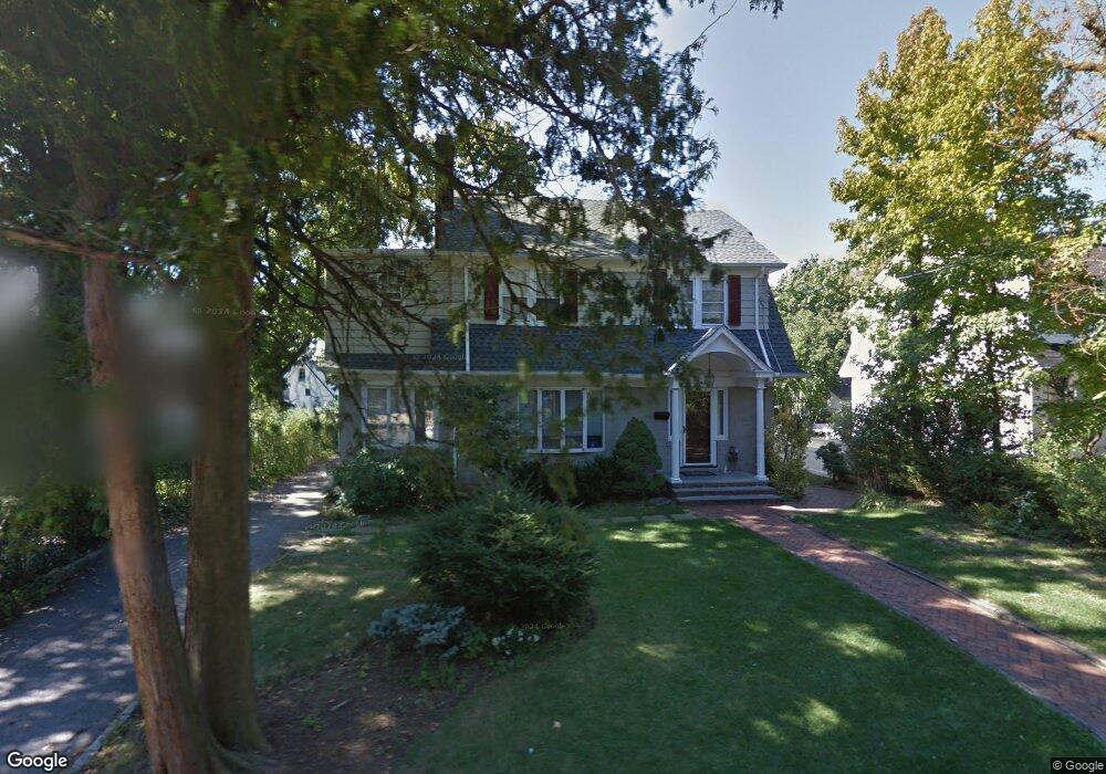 10 Surrey Ln, Great Neck, NY 11023 - photo 1