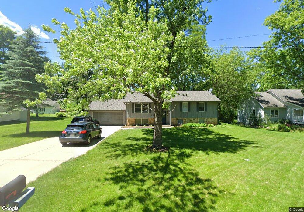 917 Oak St, Delafield, WI 53018 - photo 1