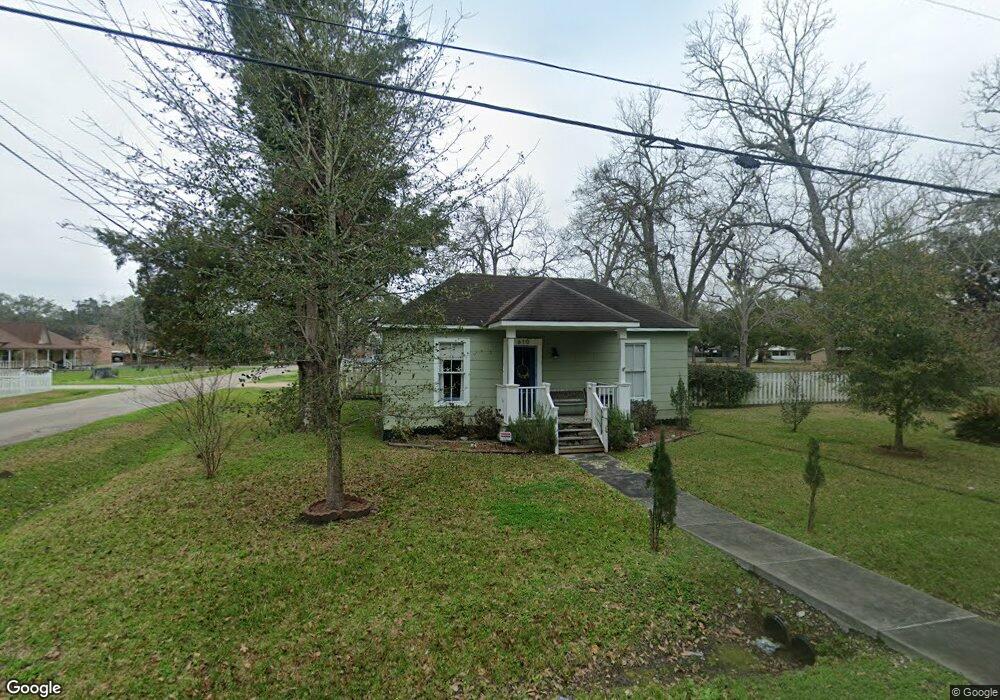 610 W Cleveland St, Alvin, TX 77511 - photo 1