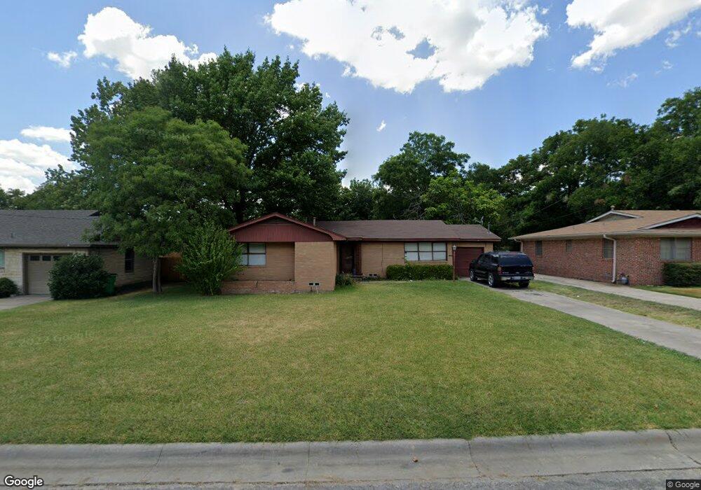 1113 Hillcrest Blvd, Gainesville, TX 76240 - photo 1