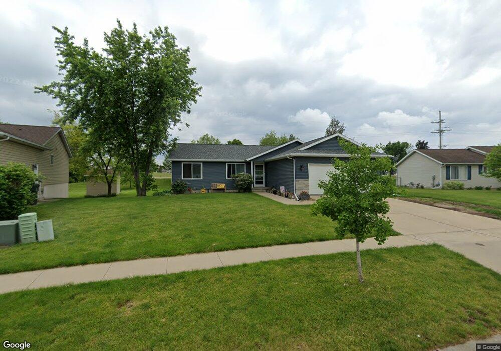 811 Moose Dr NW, Cedar Rapids, IA 52405 - photo 1