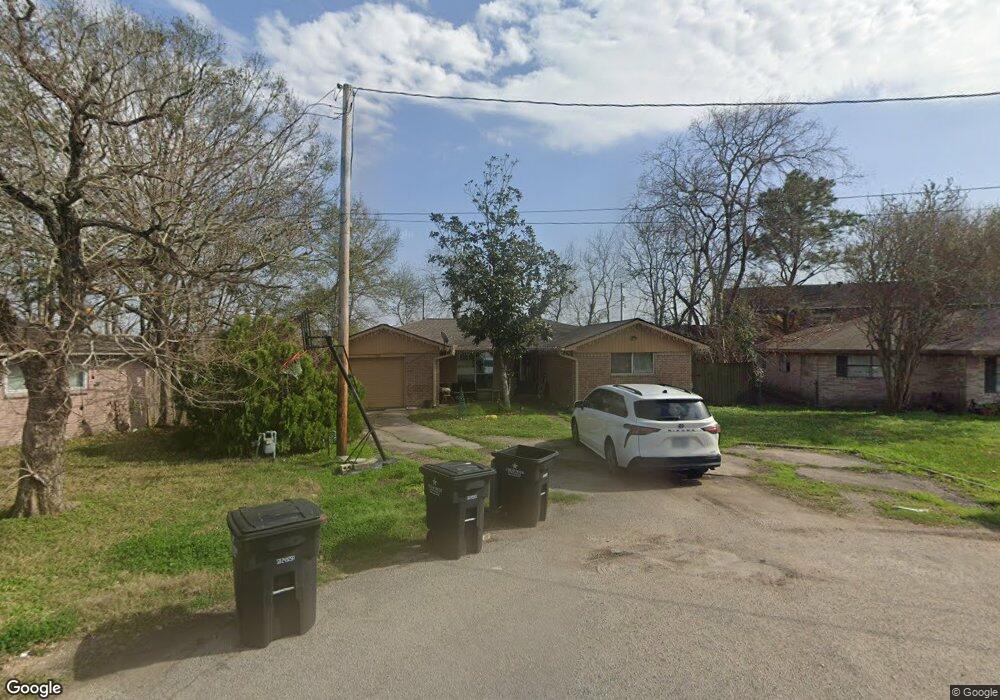 340 Pennington Dr, Alvin, TX 77511 - photo 1